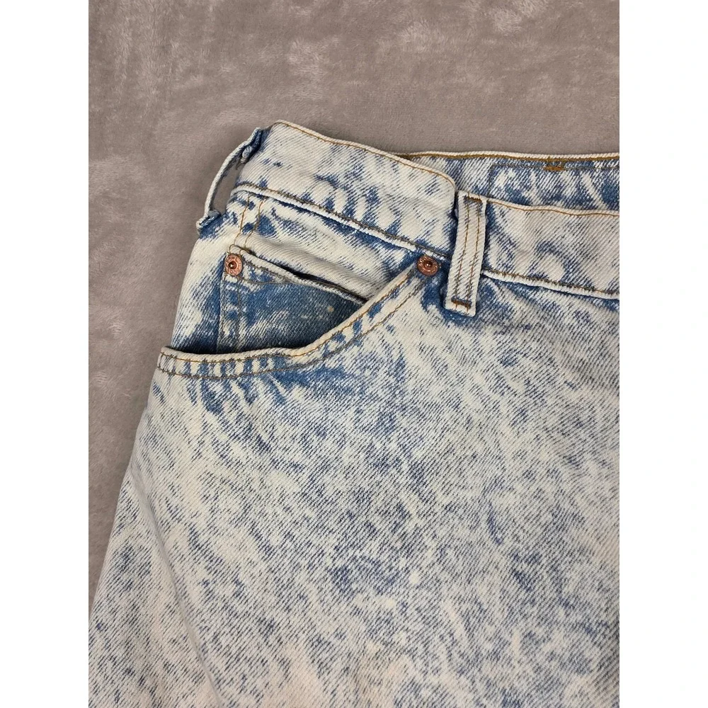 Levis has visible